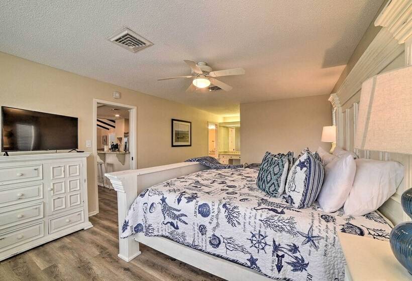 Private Dock: Charming & Spacious Rockport Abode!