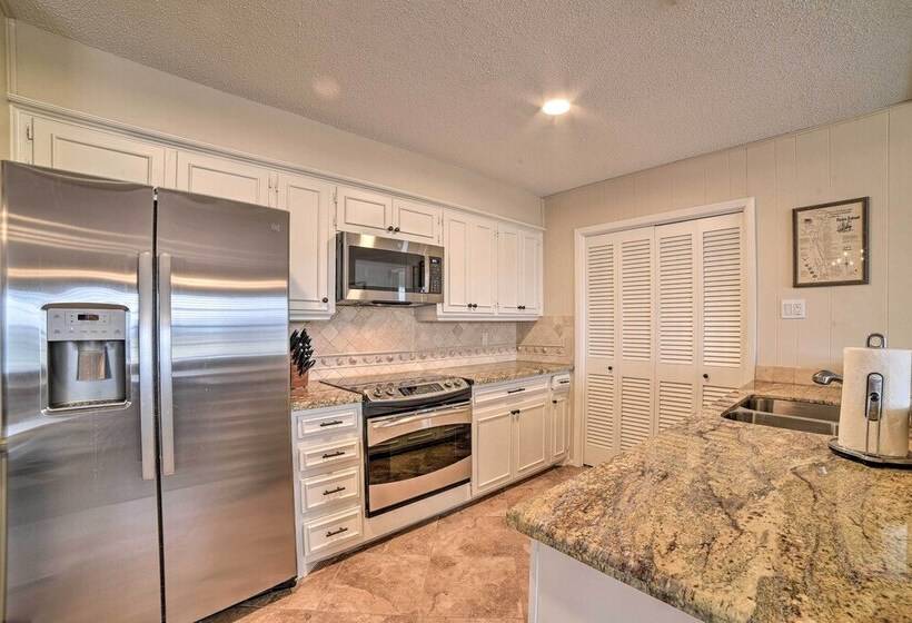 Private Dock: Charming & Spacious Rockport Abode!