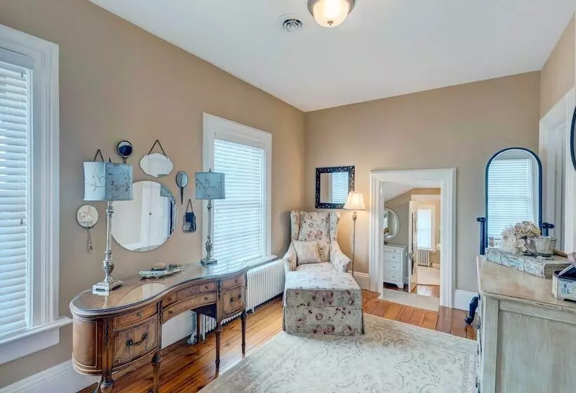 Classic Brookfield Home ~ 14 Mi To Milwaukee!