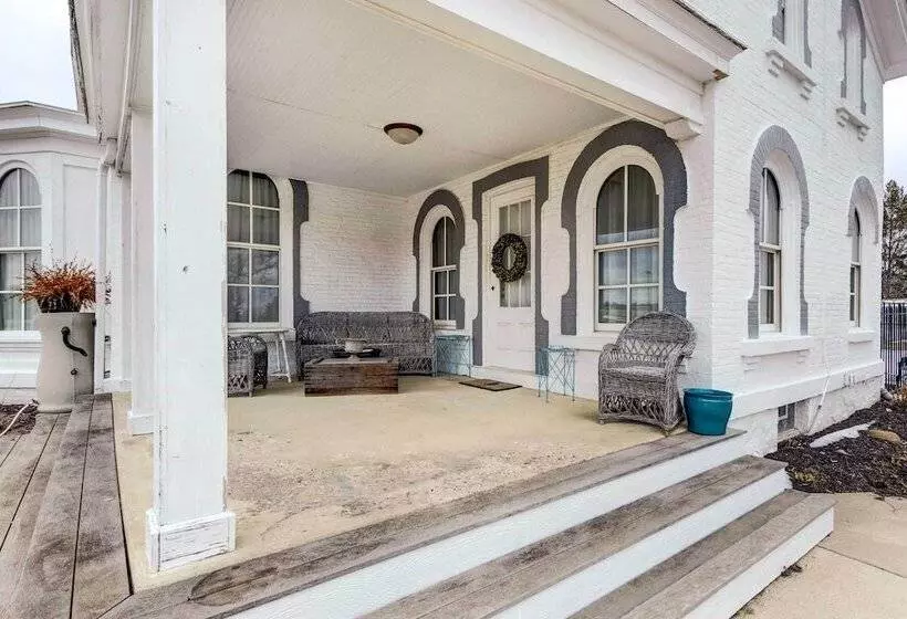 Classic Brookfield Home ~ 14 Mi To Milwaukee!