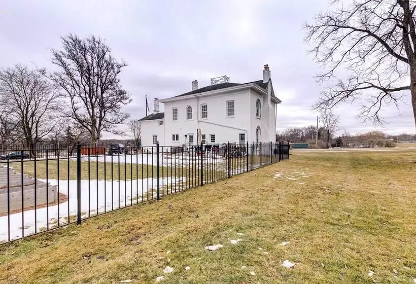 Classic Brookfield Home ~ 14 Mi To Milwaukee!