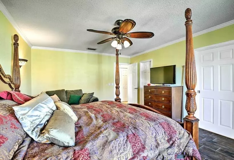 Single Story Home W/ Hot Tub   Pets Welcome!