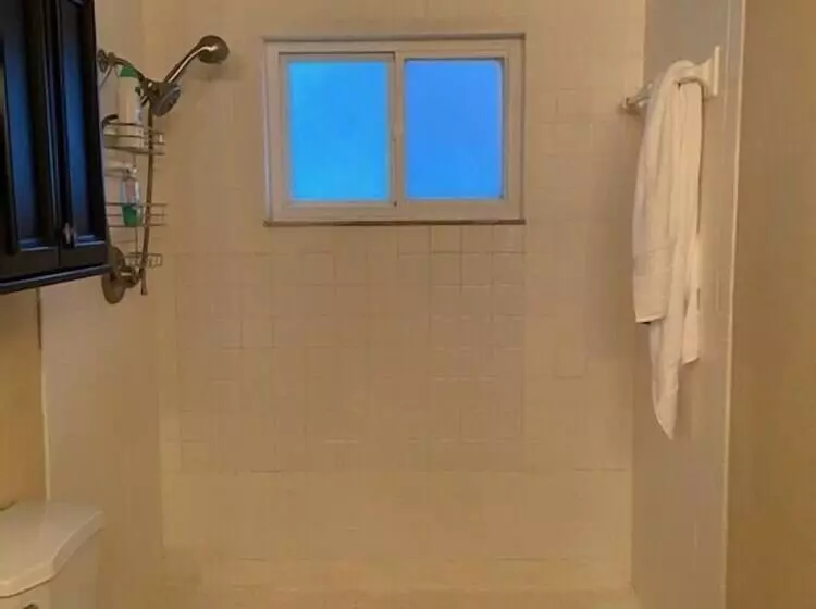 Single Story Home W/ Hot Tub   Pets Welcome!