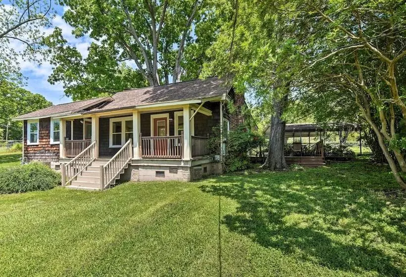Cozy Cottage: Yard + Deck, Walk To Downtown!