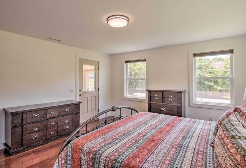 Cozy Cottage: Yard + Deck, Walk To Downtown!