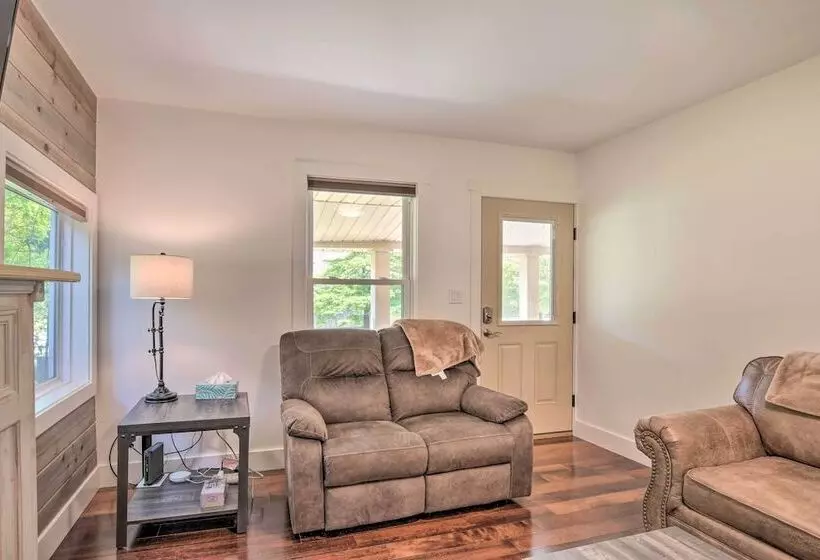 Cozy Cottage: Yard + Deck, Walk To Downtown!