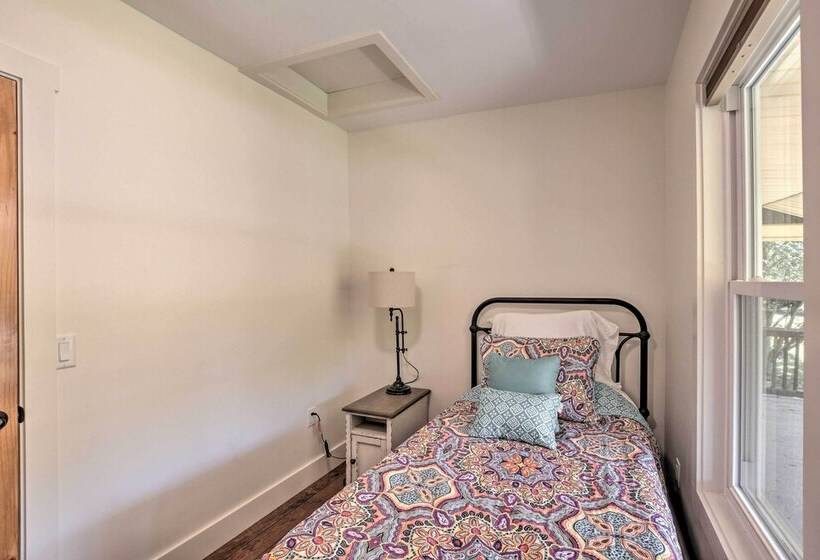 Cozy Cottage: Yard + Deck, Walk To Downtown!