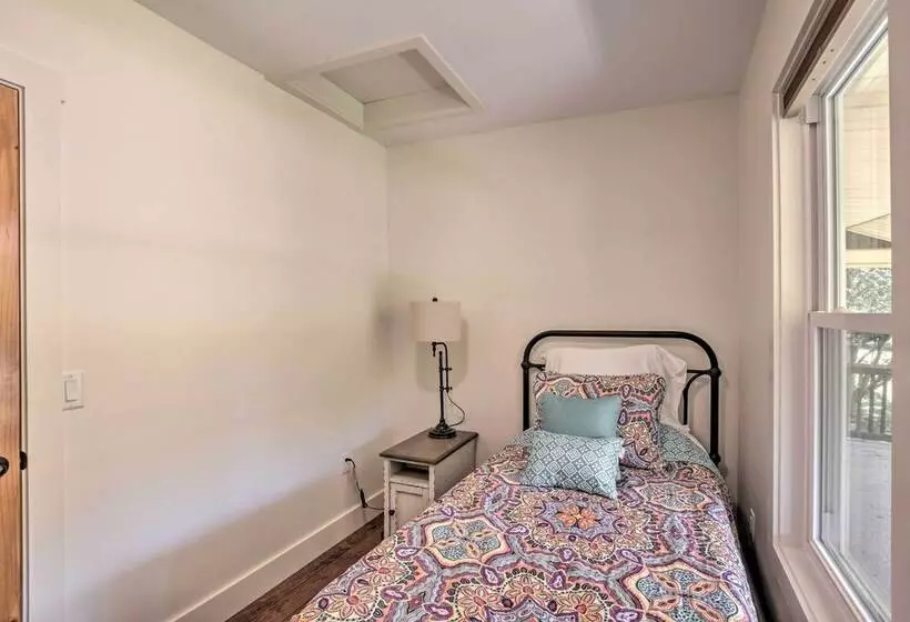 Cozy Cottage: Yard + Deck, Walk To Downtown!