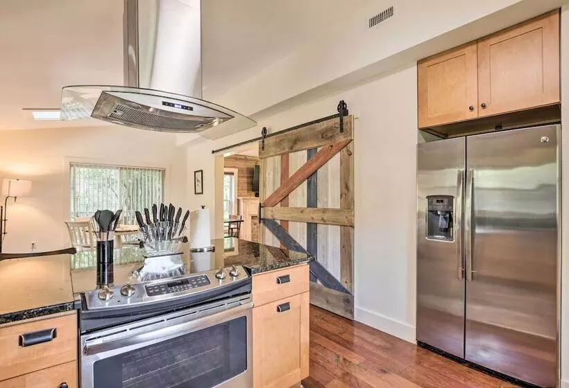 Cozy Cottage: Yard + Deck, Walk To Downtown!