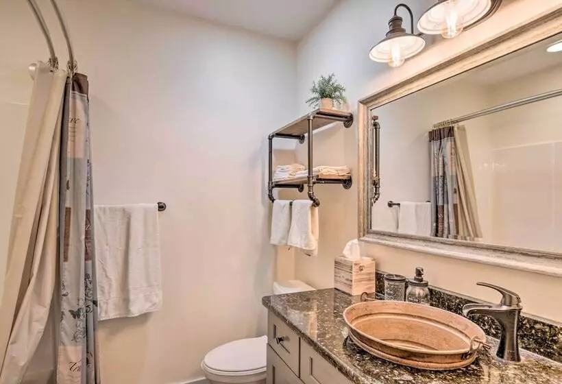 Cozy Cottage: Yard + Deck, Walk To Downtown!