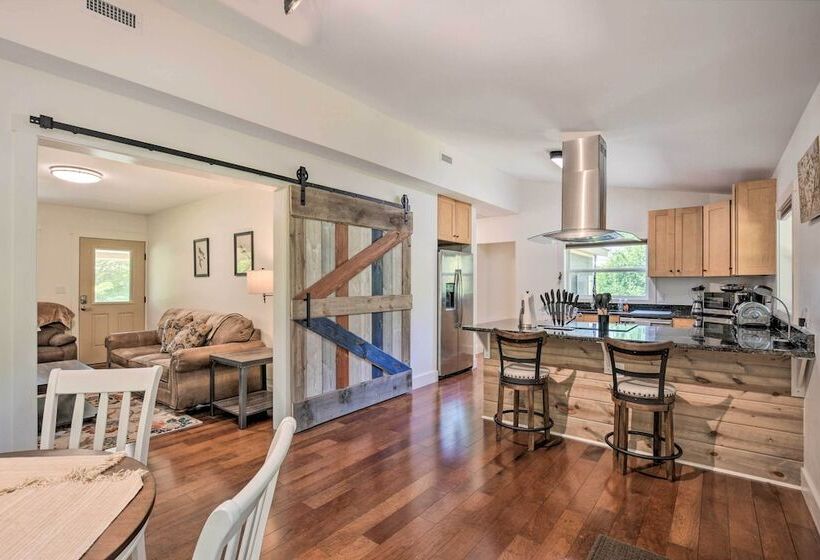 Cozy Cottage: Yard + Deck, Walk To Downtown!