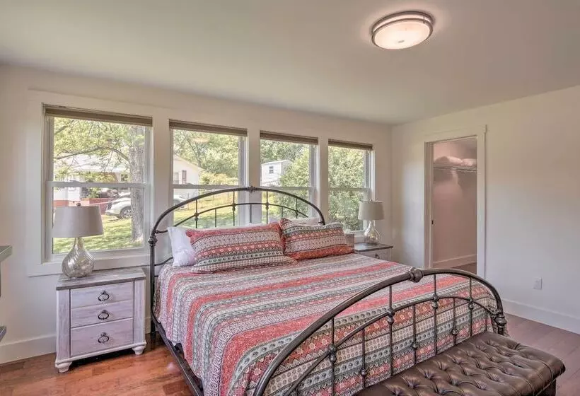 Cozy Cottage: Yard + Deck, Walk To Downtown!