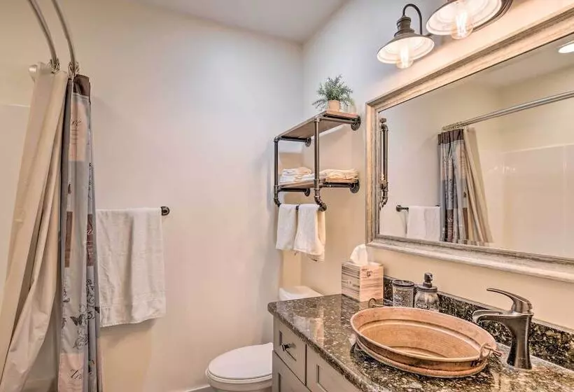 Cozy Cottage: Yard + Deck, Walk To Downtown!