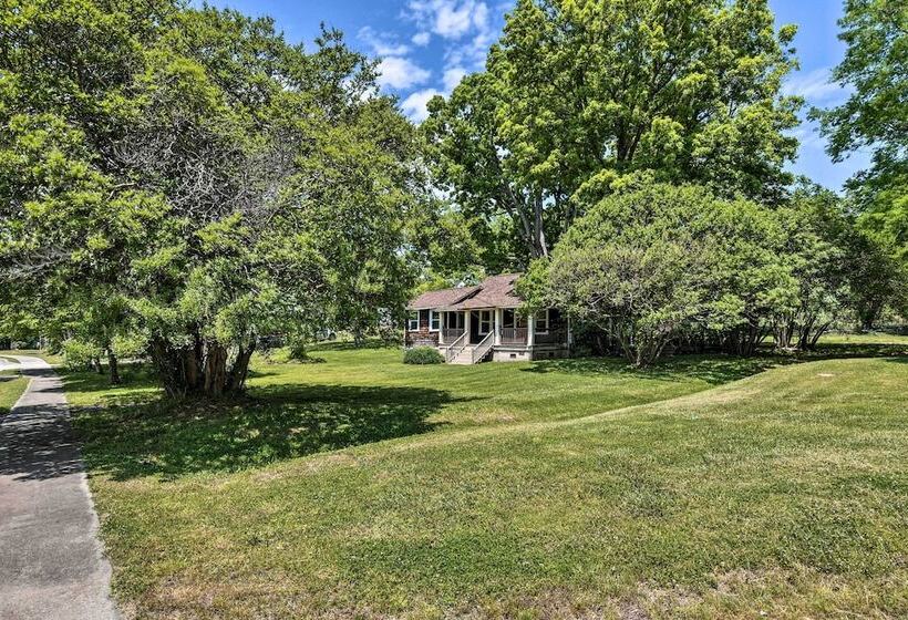 Cozy Cottage: Yard + Deck, Walk To Downtown!