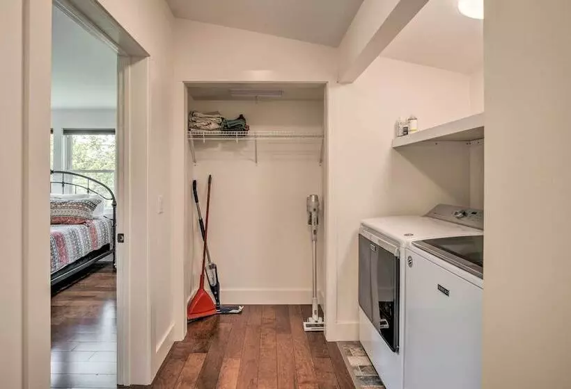 Cozy Cottage: Yard + Deck, Walk To Downtown!