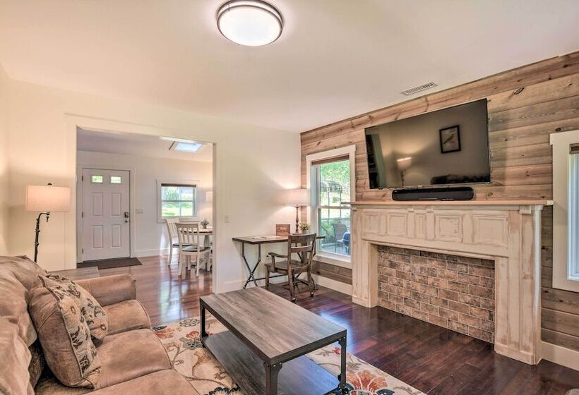 Cozy Cottage: Yard + Deck, Walk To Downtown!