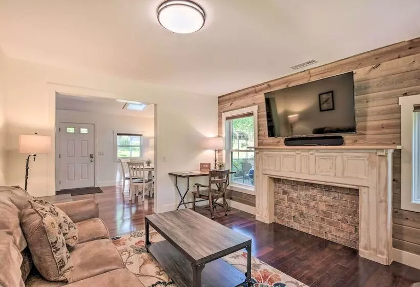 Cozy Cottage: Yard + Deck, Walk To Downtown!