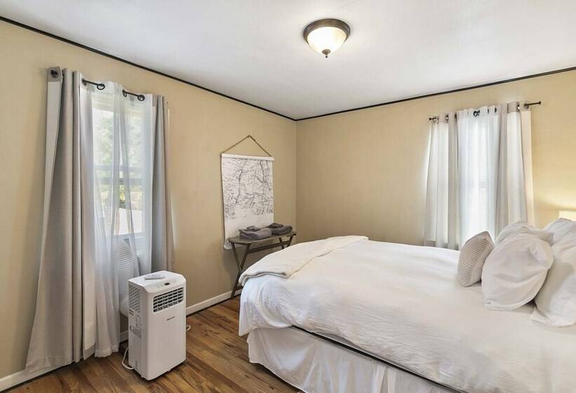 Cozy Montana Retreat W/ Fire Pit & Mountain Views!