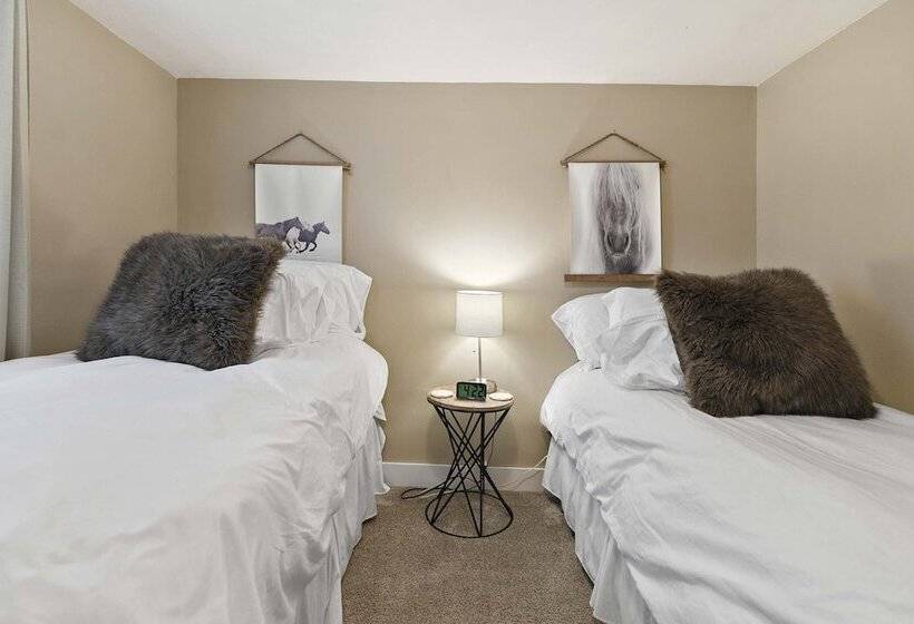 Cozy Montana Retreat W/ Fire Pit & Mountain Views!