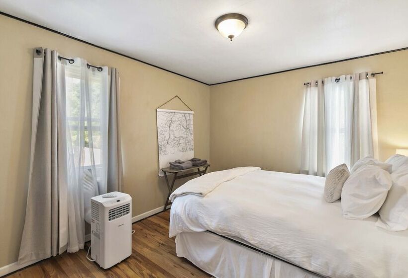 Cozy Montana Retreat W/ Fire Pit & Mountain Views!