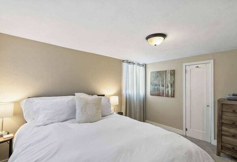 Cozy Montana Retreat W/ Fire Pit & Mountain Views!