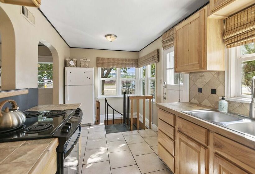 Cozy Montana Retreat W/ Fire Pit & Mountain Views!