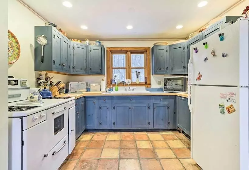 Cozy Monterey Home W/ Porch: Walk To Lake Garfield