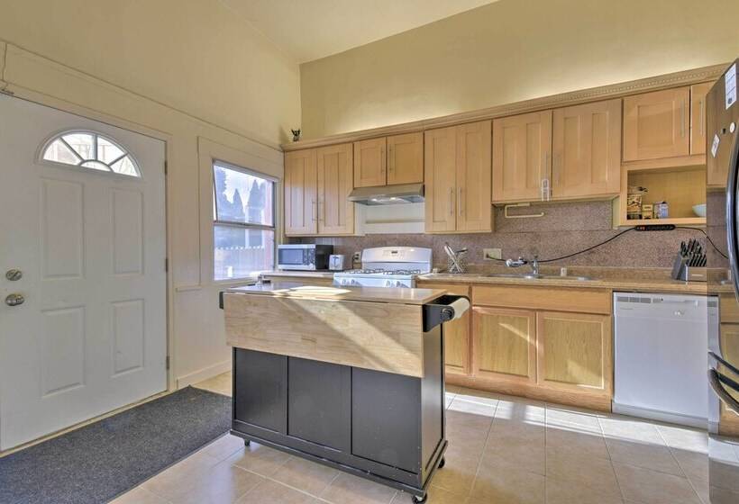 Custom Home W/ Courtyard In Downtown Vallejo!