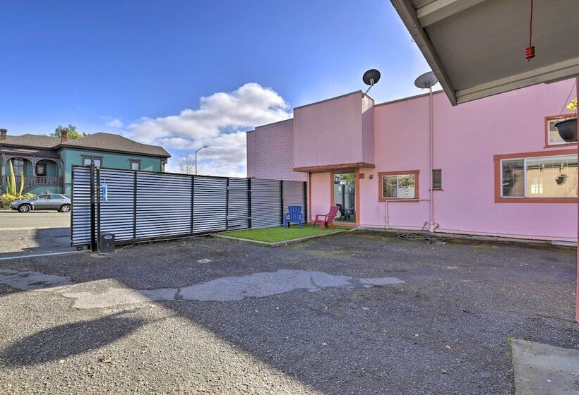 Custom Home W/ Courtyard In Downtown Vallejo!