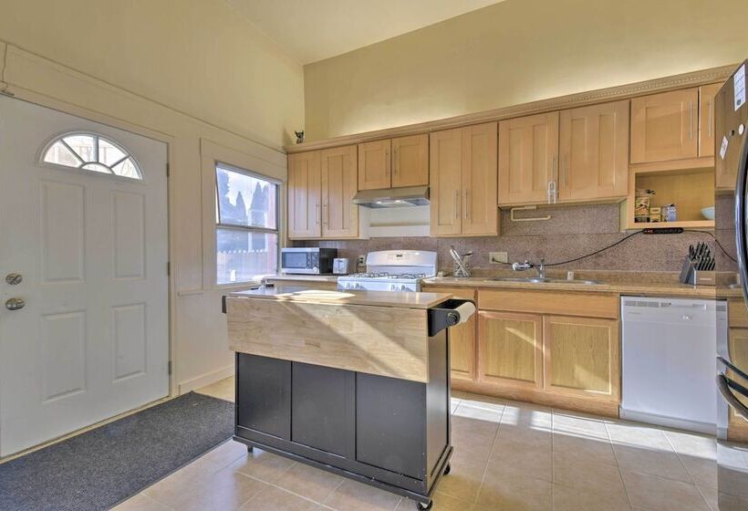 Custom Home W/ Courtyard In Downtown Vallejo!