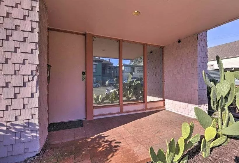 Custom Home W/ Courtyard In Downtown Vallejo!