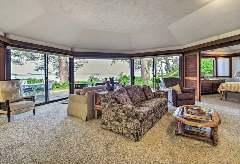 Enchanting Coos Bay Sanctuary W/ Lush Views!