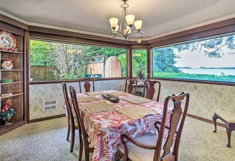 Enchanting Coos Bay Sanctuary W/ Lush Views!