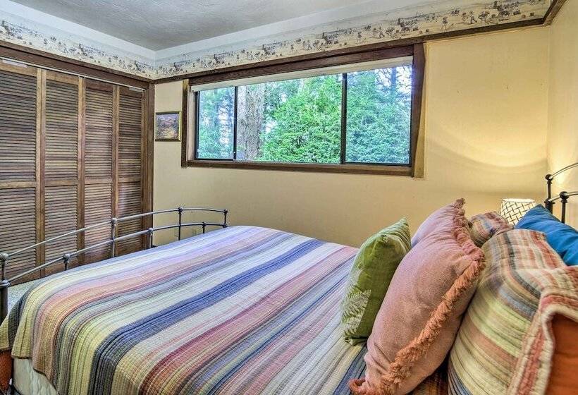 Enchanting Coos Bay Sanctuary W/ Lush Views!