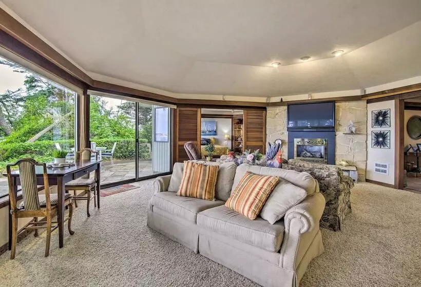 Enchanting Coos Bay Sanctuary W/ Lush Views!