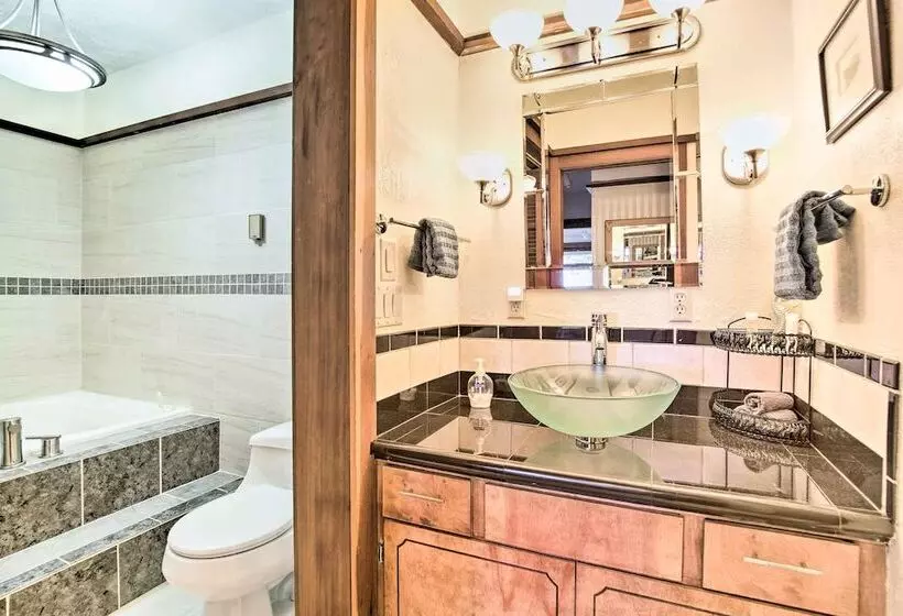 Enchanting Coos Bay Sanctuary W/ Lush Views!