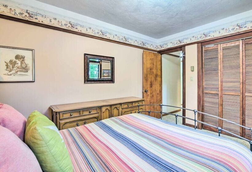 Enchanting Coos Bay Sanctuary W/ Lush Views!