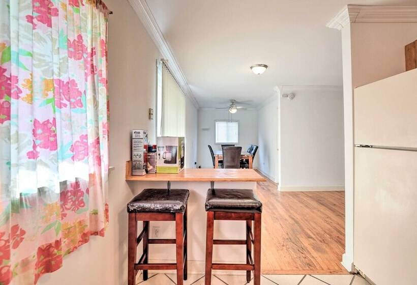 Glendale Heights Home With Office And Backyard!