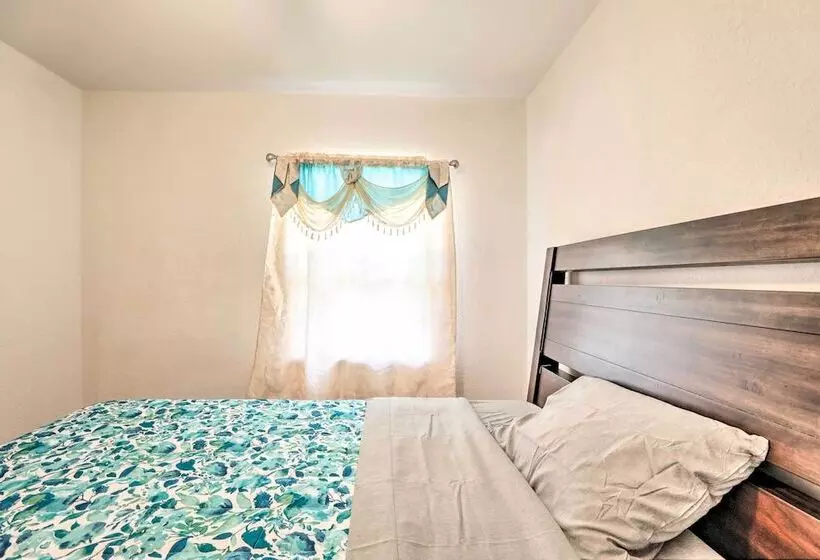 Glendale Heights Home With Office And Backyard!