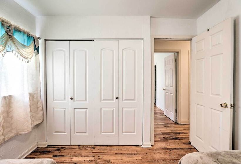 Glendale Heights Home With Office And Backyard!