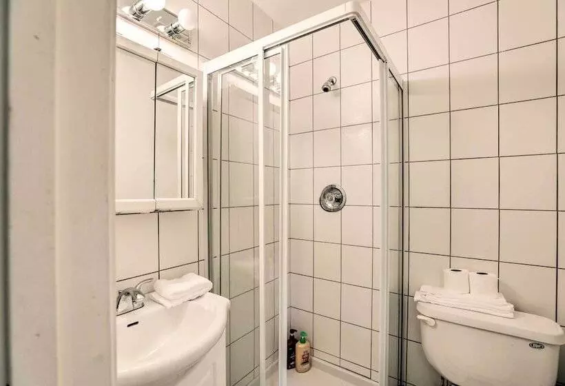 Glendale Heights Home With Office And Backyard!