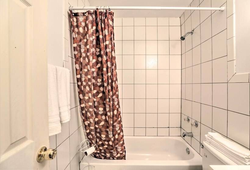 Glendale Heights Home With Office And Backyard!