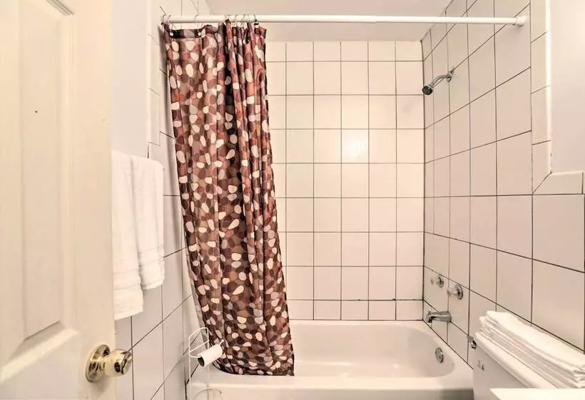 Glendale Heights Home With Office And Backyard!