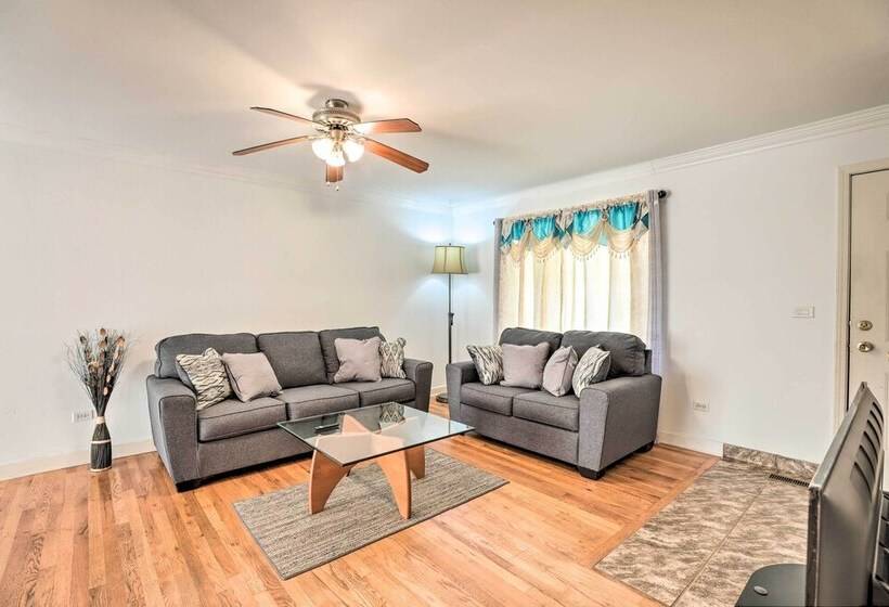 Glendale Heights Home With Office And Backyard!