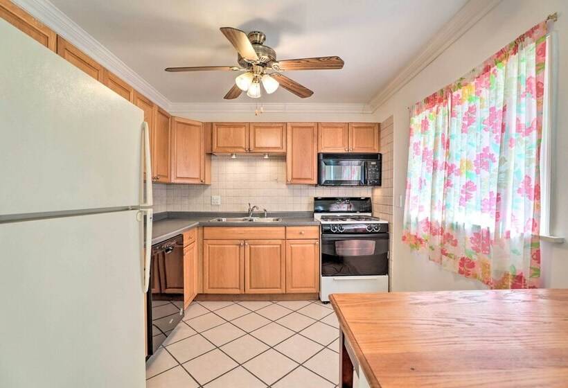 Glendale Heights Home With Office And Backyard!