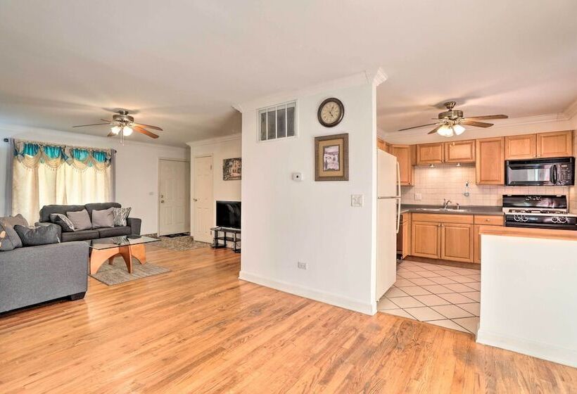 Glendale Heights Home With Office And Backyard!