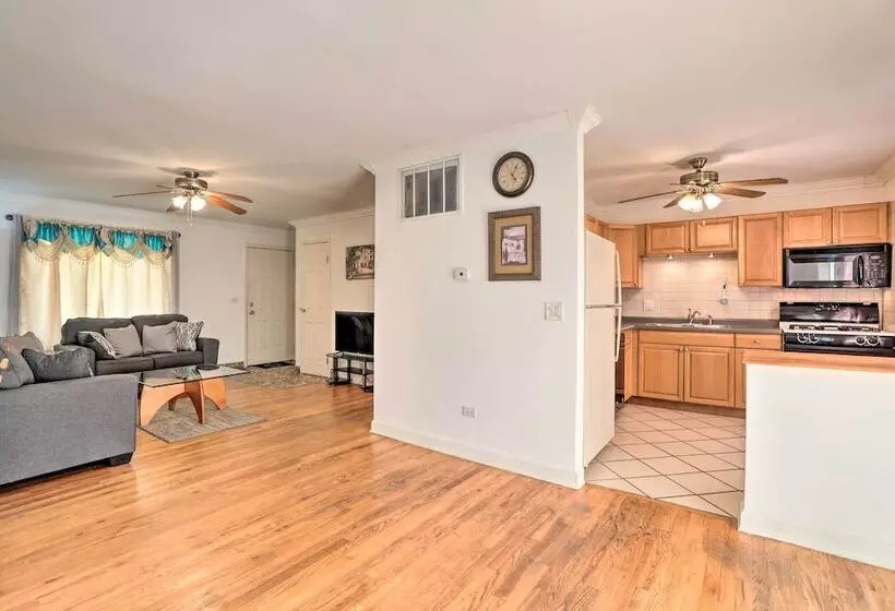 Glendale Heights Home With Office And Backyard!