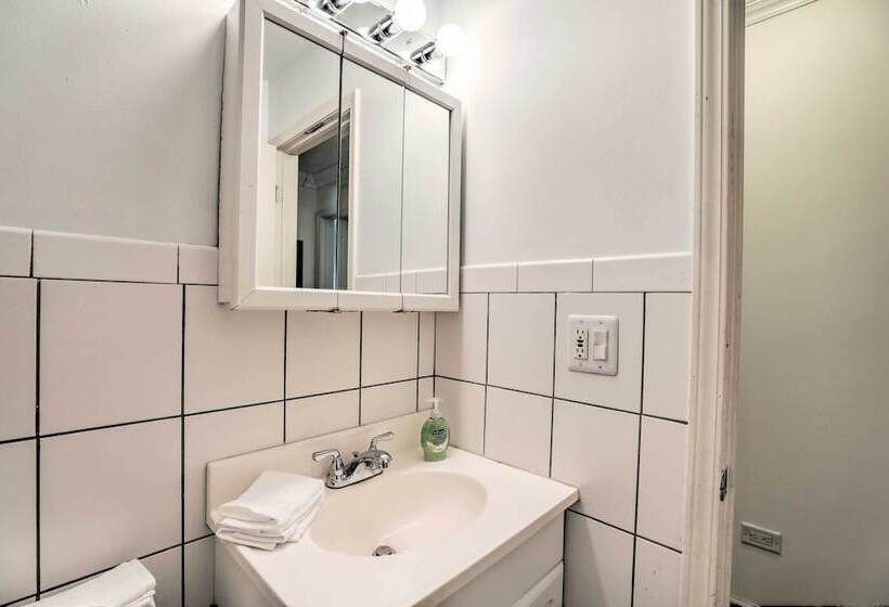 Glendale Heights Home With Office And Backyard!