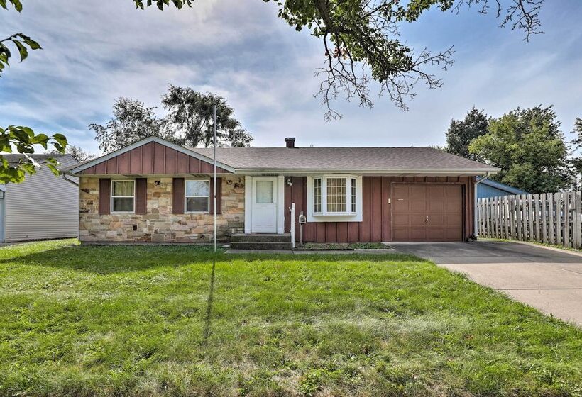 Glendale Heights Home With Office And Backyard!