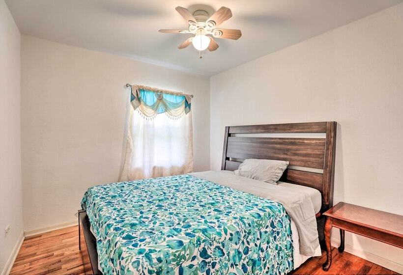 Glendale Heights Home With Office And Backyard!